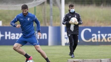 Un momento del entrenamiento de Osasuna este lunes.