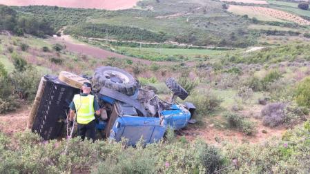 Herido un hombre de 64 años tras volcar su tractor en una finca agrícola en Viana