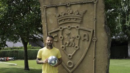 Rubén García posa junto al escudo de su equipo.