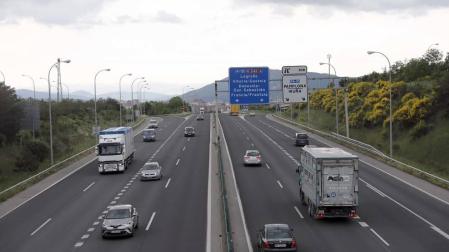 12 DE MAYO. Tráfico fluido este martes por la tarde en la A-15, a la altura de Noáin.