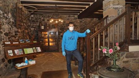 Iñaki Zelaitea Erasun, este martes en la entrada de Casa Jauregia, en Anitz (Baztan), donde hay un stand con mascarillas, gel y guantes.