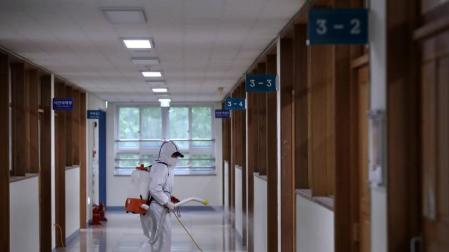Seúl retrasa la apertura de los colegios después de que un cliente de clubes nocturnos creara un foco viral