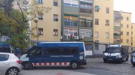 Mossos D'Esquadra, en una operación contra el tráfico de drogas y armas en Badalona.