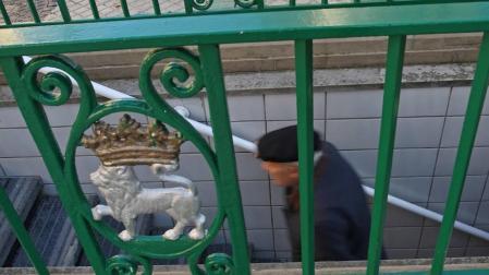 Un hombre sale de los aseos públicos del Paseo de Sarasate.