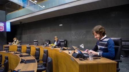 El Parlamento aprueba crear una comisión para contribuir al Plan Reactivar Navarra