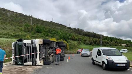 Un camión vuelca en la Pa-30 sin ocasionar heridos