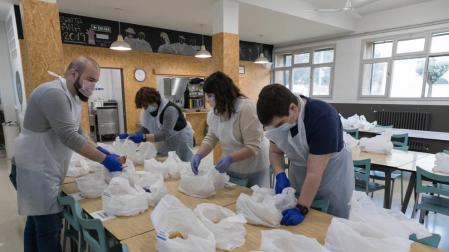 Voluntarios preparan los alimentos para los usuarios del comedor.
