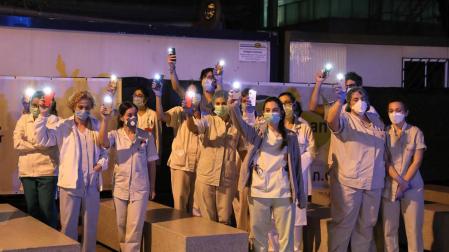 Sanitarios del Complejo del Hospital de Navarra reciben el homenaje del cuerpo de Bomberos.