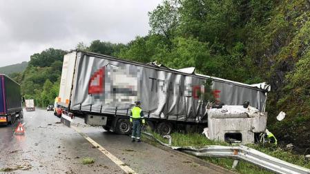 Un camión articulado se sale de la A15 a la altura de Gorriti