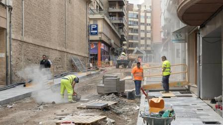 Varios operarios trabajan en el tramo de la calle Capuchinos de Tudela.