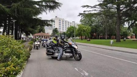 Vídeo del homenaje de motoristas a los sanitarios navarros