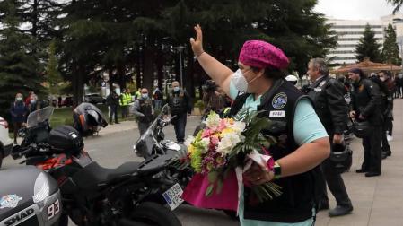 La asociación de Moteros de Navarra acudió este jueves, 14 de mayo, a rendir homenaje a los sanitarios por su labor en la luch contra el coronavirus.