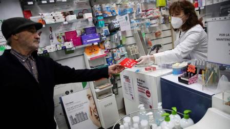 Sanidad estudia hacer obligatorio el uso de mascarillas en lugares públicos