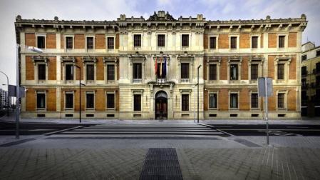 El Parlamento se ilumina de blanco por la campaña 'Dando luz al dolor'
