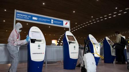 Medidas de higiene en la terminal 2 del aeropuerto internacional Charles de Gaulle de París