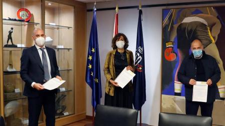 La presidenta del Consejo Superior de Deportes (CSD), Irene Lozano, y los presidentes de LaLiga, Javier Tebas, y la Federación Española de Fútbol (RFEF), Luis Rubiales (i), durante la firma del código de buena conducta del fútbol