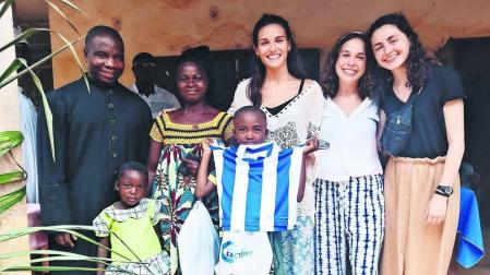 El sacerdote Lucas Ounambele, con personas del centro que atiende en Obala, en Camerún, y con voluntarias.