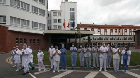 Sanitarios, en las puertas del CHN, homenajean a los médicos fallecidos por coronavirus.