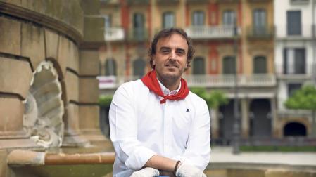 Javier Bañales en el quiosco de la Plaza del Castillo, uno de los corazones de los Sanfermines que él siente tan cerca.