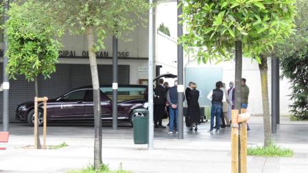 La llegada de un coche fúnebre al cementerio de Pamplona.