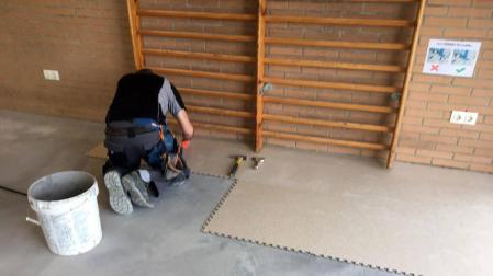 San Adrián adelanta el cambio de suelo del gimnasio municipal