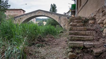 Escaleras de piedra que han aparecido en las traseras de las casas en la orilla del río Ega