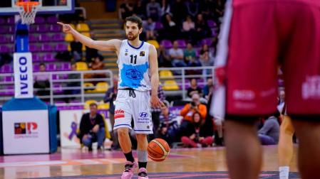El base navarro Mikel Úriz marca la jugada en la final de la Copa Princesa, título que su equipo, el Delteco Gipuzkoa Basket, ganó esta temporada.