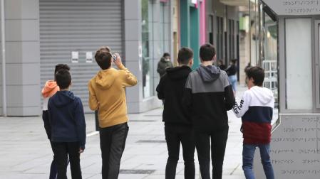 Adolescentes paseando por una calle de Pamplona