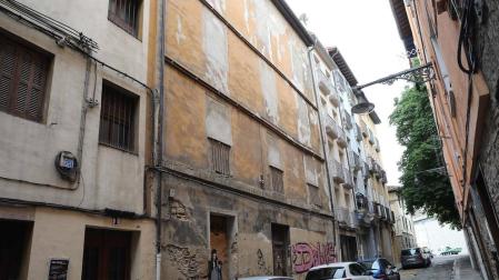 La fachada del edificio de la calle Dos de Mayo, con todos los huecos tapiados desde hace tiempo.