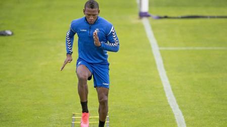 Pervis Estupiñán hace un ejercicio de 'skipping' en el entrenamiento de este viernes en Tajonar.