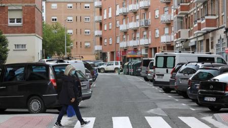 Una persona cruza la calle Ricardo Bel, donde se suprimirán parte de los aparcamientos.