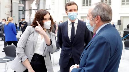 La presidenta de la Comunidad de Madrid, Isabel Díaz Ayuso, en el Ayuntamiento de Madrid, con Pablo Casado.