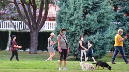 Paseantes en un parque de Huelva el 8 de mayo de 2020.
