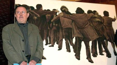Juan Genovés, junto a su obra más reconocida, 'El abrazo', en 2001.