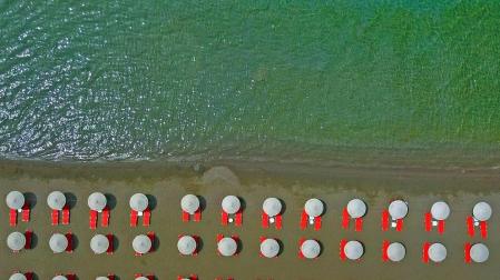 Los habitantes griegos estrenan las playas con distanciamiento de seguridad y bajo una ola de calor.