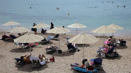 Los habitantes griegos estrenan las playas con distanciamiento de seguridad y bajo una ola de calor.