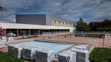 Las piscinas se ponen a punto ante una campaña atípica