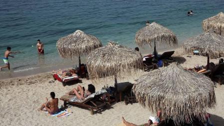 Los griegos estrenan las playas bajo una ola de calor y con distanciamiento