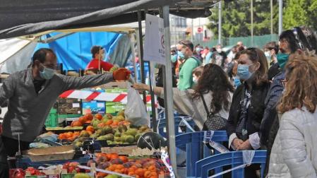 Fotografías de la reapertura del mercadillo de Landaben tras dos meses de cierre obligado