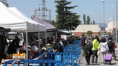 Fotografías de la reapertura del mercadillo de Landaben tras dos meses de cierre obligado