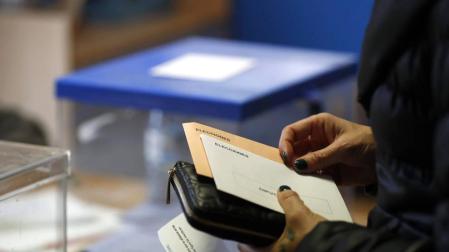 Una mujer espera su turno ante la urna para poder votar