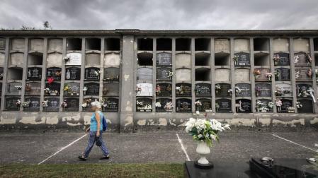 Los nichos del cementerio pamplonés de San José se van quedando deshabitados a partir del tercer piso en los grupos.