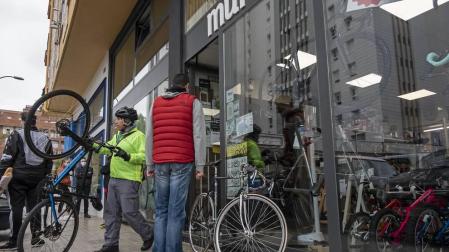 Un cliente retira una bicicleta de una tienda de bicicletas.