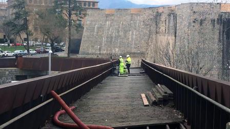 Comienza la prueba de carga de la pasarela de Labrit, en Pamplona.