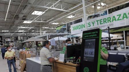 Los comercios han abierto con restricciones de aforo y espacio