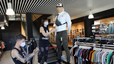 Los comercios han abierto con restricciones de aforo y espacio