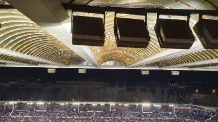 Algunos de los focos que cuelgan de la cubierta de la Tribuna Alta que ahora se está desmontando.