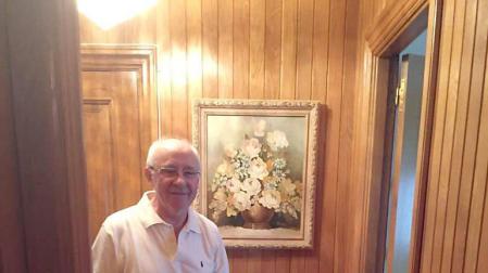 Alejo Sandoval, de 71 años, en el pasillo de su casa de Barañáin.