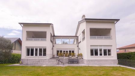 Chalet a la venta con 650 m2 y más de 1.100 m2 de parcela, construido en el 2000 y en perfecto estado, jardín con vistas al Club de Golf y ascensor. Ubicado en C/Zelai, con todos los servicios al alcance.
La casa está distribuida en tres plantas; en planta baja tiene un hall que nos lleva al despacho, amplio salón en dos alturas, cocina con office, lavandería y aseo. En otra de las alas, hay tres habitaciones y dos baños.
En la primera planta, habitación con baño y acceso a dos terrazas; en la planta sótano está el txoko con cocina, amplísimo y dos trasteros.
Para recibir más información, envíanos tus datos (nombre y teléfono) a info@dninmo.com