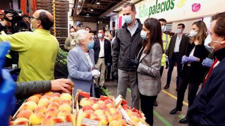Los Reyes han visitado la madrugada de este jueves el mercado central de pescados y también el de frutas y hortalizas en Mercamadrid, la mayor plataforma de distribución, comercialización, transformación y logística de alimentos frescos de España.